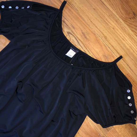 NWT Peek-a-Boo Shoulder Black Top - Picture 2 of 5